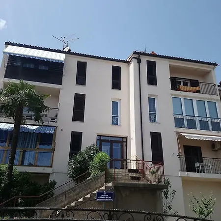 Charming Hill Apartman *